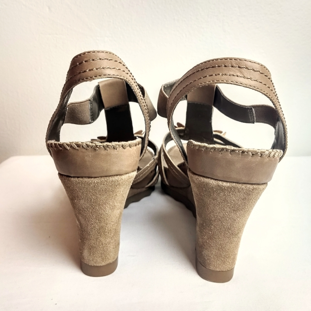 Aerosoles 'Cottontail' Tan Flower Embellished Faux Suede Covered Wedge Sandals - Picture 5 of 11
